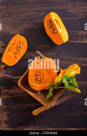 Frischer Kürbis auf Holztisch, roher Kürbis Stockfoto