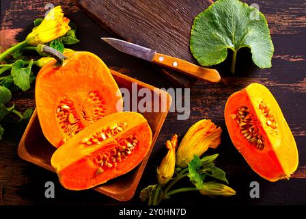 Frischer Kürbis auf Holztisch, roher Kürbis Stockfoto