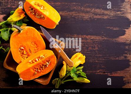 Frischer Kürbis auf Holztisch, roher Kürbis Stockfoto