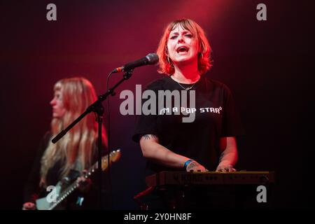 LOME GARDEN, KONZERT, 2024: Chloe Howard von der Band Lime Garden spielt die Far Out Stage. Tag 2 des Green man Festivals 2024 im Glanusk Park, Brecon, Wales. Foto: Rob Watkins. INFO: Lime Garden wurde 2019 gegründet und ist eine Indie-Band aus Brighton. Sie sind bekannt für ihren lebendigen Indie-Pop-Sound, der eingängige Melodien mit energischer Instrumentierung und introspektiven Texten verbindet. Stockfoto