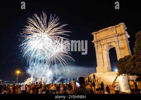 Ancona, Italien - 09-01-2024 - Feuerwerk bei Festa del Mare 2024 in der Nähe des Traiano Arc Stockfoto