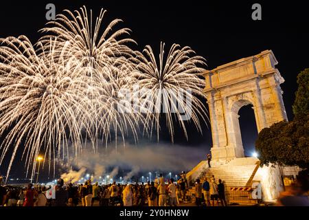 Ancona, Italien - 09-01-2024 - Feuerwerk bei Festa del Mare 2024 in der Nähe des Traiano Arc Stockfoto