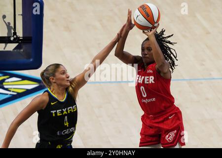 Arlington, Usa. September 2024. Kelsey Mitchell #0 schießt den Ball während des WNBA-Spiels gegen Dallas Wings im College Park Center. Indiana Fever besiegt Dallas Wings 100-93. Am 1. September 2024 in Arlington, Texas (Foto: Javier Vicencio/ Credit: Eyepix Group/Alamy Live News Stockfoto