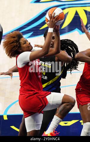 Arlington, Usa. September 2024. Indiana Stürmer NaLyssa Smith #1 fährt während des WNBA-Spiels gegen Dallas Wings im College Park Center in den Korb. Indiana Fever besiegt Dallas Wings 100-93. Am 1. September 2024 in Arlington, Texas (Foto: Javier Vicencio/ Credit: Eyepix Group/Alamy Live News Stockfoto