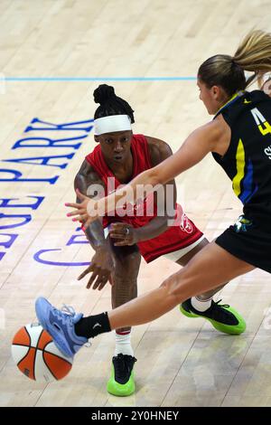 Arlington, Usa. September 2024. Indiana Garde Erica Wheeler #17 gibt den Ball während des WNBA-Spiels gegen Dallas Wings im College Park Center. Indiana Fever besiegt Dallas Wings 100-93. Am 1. September 2024 in Arlington, Texas (Foto: Javier Vicencio/ Credit: Eyepix Group/Alamy Live News Stockfoto