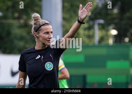 Wolfsburg, Deutschland. September 2024. Schiedsrichterin Nadine Westerhoff beim Frauen-Bundesliga-Spiel zwischen Wolfsburg und Werder Bremen im AOK-Stadion Wolfsburg. Quelle: Gonzales Photo/Alamy Live News Stockfoto