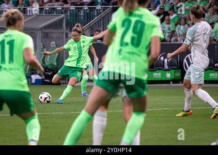 Wolfsburg, Deutschland. September 2024. Svenja Huth (10) aus Wolfsburg beim Frauen-Bundesliga-Spiel zwischen Wolfsburg und Werder Bremen im AOK-Stadion in Wolfsburg. Quelle: Gonzales Photo/Alamy Live News Stockfoto