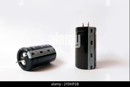 Isolierte Kondensatoren. 120 Mikrofarad 400-Volt-Kondensator. Stockfoto