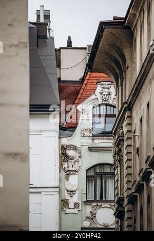 Nahaufnahme historischer Fassaden im Zentrum Wiens Stockfoto
