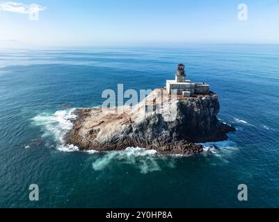 Ein deaktivierter Leuchtturm steht am Tillamook Rock vor der zerklüfteten Küste im Norden Oregons. Dieser abgelegene Leuchtturm wurde ursprünglich 1878 in Betrieb genommen. Stockfoto