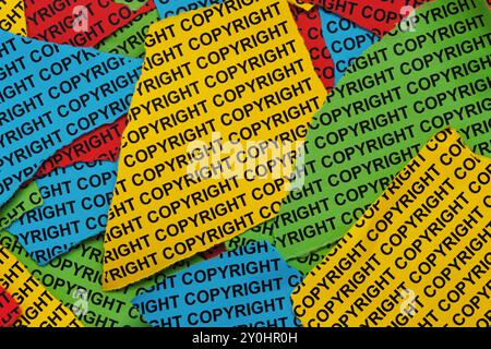 Zerrissene Blätter aus buntem Papier, auf denen die Worte Copyright eingetippt sind. Nahaufnahme. Stockfoto