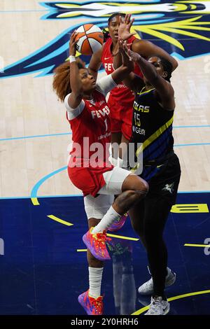 Arlington, Usa. September 2024. Indiana Stürmer NaLyssa Smith #1 fährt während des WNBA-Spiels gegen Dallas Wings im College Park Center in den Korb. Indiana Fever besiegt Dallas Wings 100-93. Am 1. September 2024 in Arlington, Texas (Foto: Javier Vicencio/Eyepix Group/SIPA USA) Credit: SIPA USA/Alamy Live News Stockfoto