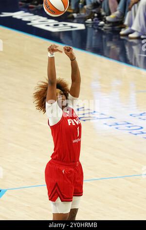 Arlington, Texas, USA. September 2024. Indiana Stürmer NaLyssa Smith #1 schießt den Ball während des WNBA-Spiels gegen Dallas Wings im College Park Center. Indiana Fever besiegt Dallas Wings 100-93. (Kreditbild: © Javier Vicencio/eyepix via ZUMA Press Wire) NUR REDAKTIONELLE VERWENDUNG! Nicht für kommerzielle ZWECKE! Stockfoto