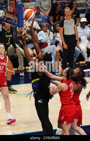 Arlington, Texas, USA. September 2024. Dallas Center Teaira McCowan #15 fährt während des WNBA-Spiels gegen Indiana Fever im College Park Center zum Korb. Indiana Fever besiegt Dallas Wings 100-93. (Kreditbild: © Javier Vicencio/eyepix via ZUMA Press Wire) NUR REDAKTIONELLE VERWENDUNG! Nicht für kommerzielle ZWECKE! Stockfoto