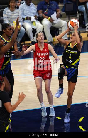 Arlington, Texas, USA. September 2024. Dallas Guard Jacy Sheldon #4 fährt während des WNBA-Spiels gegen Indiana Fever im College Park Center zum Korb. Indiana Fever besiegt Dallas Wings 100-93. (Kreditbild: © Javier Vicencio/eyepix via ZUMA Press Wire) NUR REDAKTIONELLE VERWENDUNG! Nicht für kommerzielle ZWECKE! Stockfoto