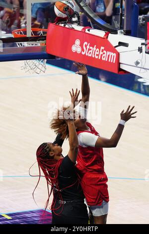 Arlington, Usa. September 2024. Indiana Stürmer NaLyssa Smith #1 fährt während des WNBA-Spiels gegen Dallas Wings im College Park Center in den Korb. Indiana Fever besiegt Dallas Wings 100-93. Am 1. September 2024 in Arlington, Texas (Foto: Javier Vicencio/Eyepix Group/SIPA USA) Credit: SIPA USA/Alamy Live News Stockfoto