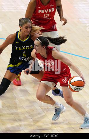 Arlington, Texas, USA. September 2024. Indiana-Garde Caitlin Clark #22 übernimmt den Ball während des WNBA-Spiels gegen Dallas Wings im College Park Center. Indiana Fever besiegt Dallas Wings 100-93. (Kreditbild: © Javier Vicencio/eyepix via ZUMA Press Wire) NUR REDAKTIONELLE VERWENDUNG! Nicht für kommerzielle ZWECKE! Stockfoto