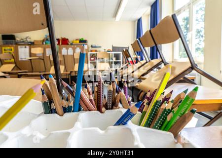 Klassenzimmer der vierten Klasse, nach der Schule ist das Gebäude älter, aber in gutem Zustand, Buntstifte, Stockfoto