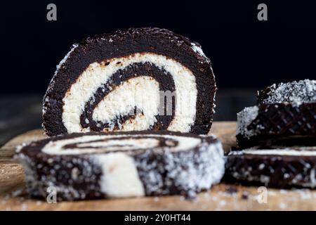 Aus zwei Schichten Kuchen, Schokoladenkuchen mit Schokoladenschwamm und Cremefüllung Stockfoto