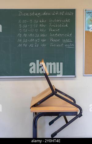 Klassenzimmer der vierten Klasse, nach der Schule ist das Gebäude älter, aber in gutem Zustand, Fahrplan Stockfoto