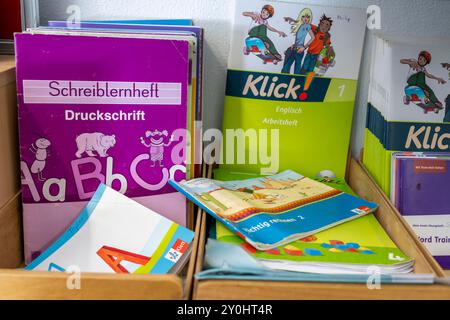 Klassenzimmer der vierten Klasse, nach der Schule ist das Gebäude älter, aber in gutem Zustand, Lehrbücher, Sprache, Stockfoto