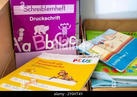 Klassenzimmer der vierten Klasse, nach der Schule ist das Gebäude älter, aber in gutem Zustand, Lehrbücher, Sprache, Stockfoto