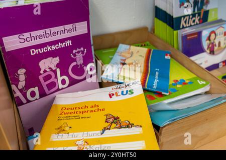 Klassenzimmer der vierten Klasse, nach der Schule ist das Gebäude älter, aber in gutem Zustand, Lehrbücher, Sprache, Stockfoto