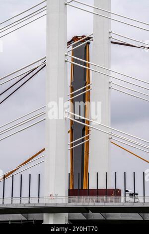 Abriss der alten Rheinbrücke Neuenkamp A40, daneben der erste Teil der neuen Rheinbrücke bei Duisburg, abgetrennt Stockfoto