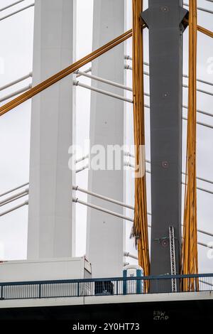 Abriss der alten Rheinbrücke Neuenkamp A40, daneben der erste Teil der neuen Rheinbrücke bei Duisburg, abgetrennt Stockfoto