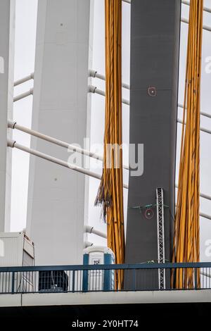 Abriss der alten Rheinbrücke Neuenkamp A40, daneben der erste Teil der neuen Rheinbrücke bei Duisburg, abgetrennt Stockfoto