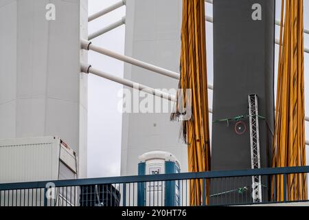 Abriss der alten Rheinbrücke Neuenkamp A40, daneben der erste Teil der neuen Rheinbrücke bei Duisburg, abgetrennt Stockfoto