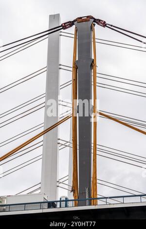 Abriss der alten Rheinbrücke Neuenkamp A40, daneben der erste Teil der neuen Rheinbrücke bei Duisburg, abgetrennt Stockfoto