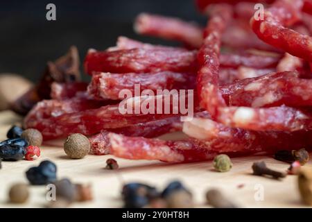 Kalbfleisch-Trockenwurst beim Schneiden, Zubereitung von Snacks aus Kalbfleisch-Trockenwurst Stockfoto