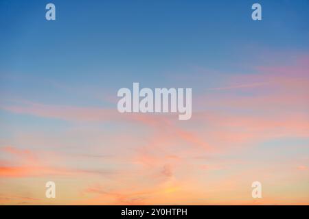 Atemberaubender Himmel bei Sonnenuntergang mit leuchtenden Farben in Pastellorange, Rosa und Blau am Horizont Stockfoto