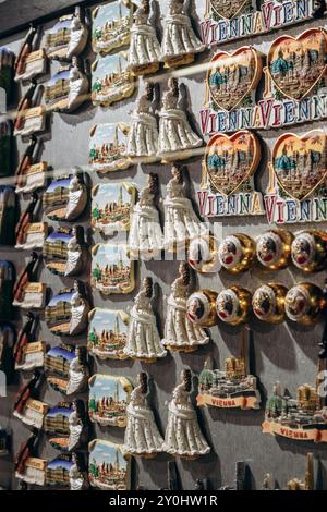 Wien, Österreich - 6. August 2024: Souvenirmagnete in einem Schaufenster in Wien Stockfoto