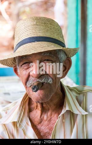 Kuba, Vinales Valley. Tabakanbaubetriebe, Zigarrenproduktion. Ein Mann, der eine Zigarre raucht. 27. März 2016 Stockfoto