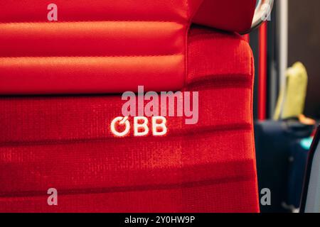 Wien, Österreich - 6. August 2024: Logo der OBB auf einem Zugsitz Stockfoto