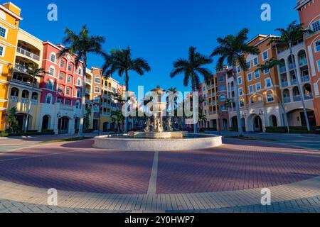 Bunte Gebäude säumen eine bezaubernde Straße in Neapel, Florida, USA. Stockfoto