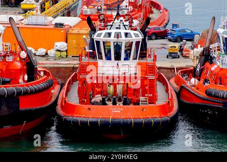 Das Schlepper „Svezia“ steht nach einem anstrengenden Tag, an dem Schiffe vom Hafen Genua aus durch einen tiefen Wasserkanal manövrieren und begleiten. Stockfoto