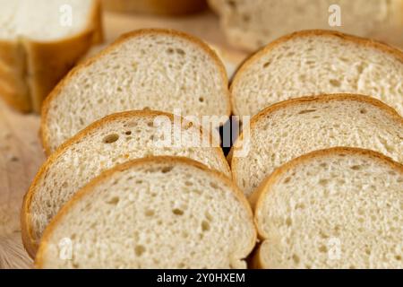 Weiches französisches Baguette aus Weizenmehl, frisch geschnittenes Baguette für die Zubereitung von Snacks Stockfoto