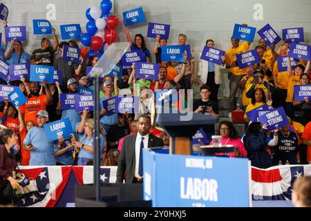 Detroit, USA. September 2024. gewerkschaftsmitglieder jubeln am 2. September 2024 bei einer Veranstaltung zum Labor Day mit Vizepräsidentin Kamala Harris in Detroit, mir. (Foto: Andrew Roth/SIPA USA) Credit: SIPA USA/Alamy Live News Stockfoto