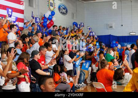 Detroit, USA. September 2024. gewerkschaftsmitglieder jubeln am 2. September 2024 bei einer Veranstaltung zum Labor Day mit Vizepräsidentin Kamala Harris in Detroit, mir. (Foto: Andrew Roth/SIPA USA) Credit: SIPA USA/Alamy Live News Stockfoto