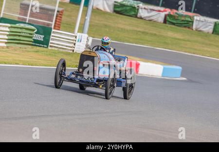 Der Vintage Sports Car Club, V.S.C.C. Renntag auf der Mallory Park Rennstrecke, Leicestershire, England, Großbritannien, August, 2023. Stockfoto