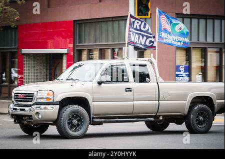 Ein großer GMC-Pick-up-Truck, der Donald Trump und MAGA-Flaggen fliegt. Ellensburg Washington, USA. Stockfoto