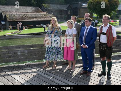 Veranstaltung Schönberg am Traunsee , veranstaltet von der Wiener Akademie im Veranstaltungszyklus Kirchklang , unter der Leitung von Martin Haselböck, am 01.09.2024. Im Klostersaal des Klosters Traunkirchen fand ein Konzert mit Schönbergs Zwölftonmusik statt. Das Bild zeigt den Empfang des Bundespr sidenten durch die Lokalpölitik. v.l.n.r.: NAtionalratsabgeordnete Elisabeth Feichtinger, Bürgermeisterin der Stadt Bad Ischl, Ines Schiller, Vizebürgermeister Traunkirchen verdeckt Alois Siegesleitner, Bürgermeister Traunkirchen, Christoph Schragl, EU-Abgeordneter Hannes Heide 2024 - Veranstaltung Stockfoto