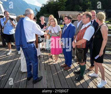 Veranstaltung Schönberg am Traunsee , veranstaltet von der Wiener Akademie im Veranstaltungszyklus Kirchklang , unter der Leitung von Martin Haselböck, am 01.09.2024. Im Klostersaal des Klosters Traunkirchen fand ein Konzert mit Schönbergs Zwölftonmusik statt. Das Bild zeigt den empfang des Bürgermeisters durch Lokalpolitiker. v.l.n.r.: Präsident der Republik Österreich, Alexander van der Bellen, Vizebürgermeisterin der Stadt Gmunden, Ulrike Feichtinger, NAtionalratsabgeordnete Elisabeth Feichtinger verdeckt, Bürgermeisterin Bad Ischl, Ines Schiller, Bürgermeister Traunkirchen Christoph Schra Stockfoto