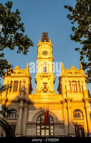 Glockenturm des Rathauses von Valencia, Plaza del Ayuntamiento, Valencia, Spanien. Stockfoto