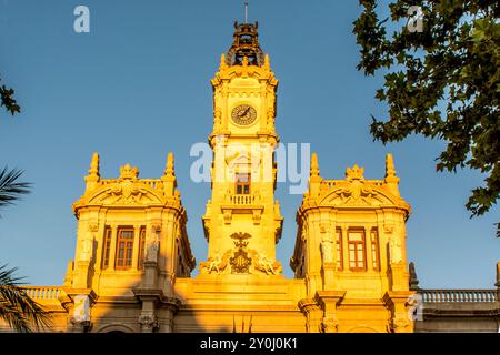 Glockenturm des Rathauses von Valencia, Plaza del Ayuntamiento, Valencia, Spanien. Stockfoto