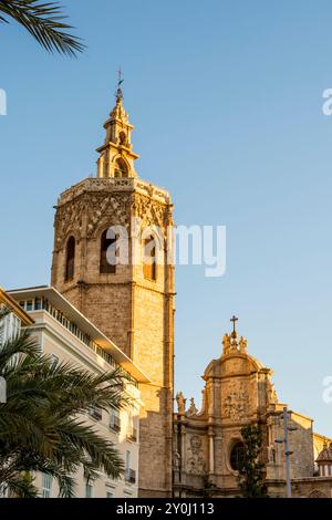 Der Miguelete-Turm (El Miguelete) ist der Glockenturm der Kathedrale von Valencia, Plaza de la Reina, Valencia, Spanien. Stockfoto