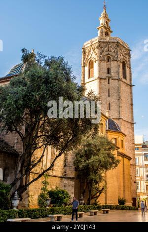 Der Miguelete-Turm (El Miguelete) ist der Glockenturm der Kathedrale von Valencia, Plaza de la Reina, Valencia, Spanien. Stockfoto